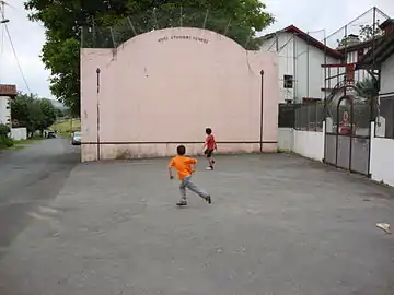 Quartier Attissane, fronton ; enfants jouant à main nue.