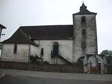 L'église de l'Assomption-de-la-Bienheureuse-Vierge-Marie avec son escalier extérieur.