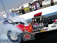 Mise à température de la gomme en dragster avant de s'élancer.