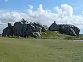 Les rochers de Meneham et le poste de garde.