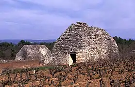 Deux grandes cabanes en pierre sèche à Ménerbes.