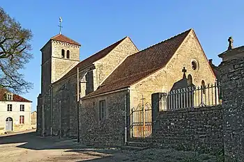 Entrée est de l'enclos paroissial, église et mairie.