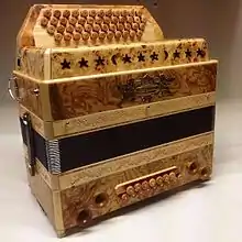 Accordéon de styrie à quatre rangées et 14 basses.