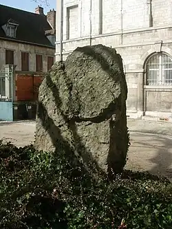 Menhir ditla Grande Borne(musée de Troyes).