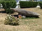 Le menhir couché situé "rue du menhir couché".