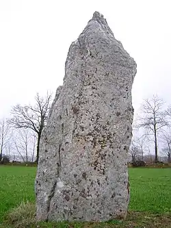 Le menhir de la Pierre Blanche