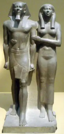 homme et femme debout dans une posture raide et digne