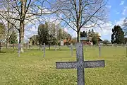 Croix métallique portant les noms de 2 soldats de chaque côté.