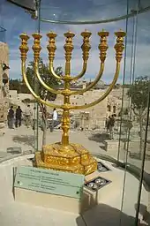La menorah construite par l'Institut du Temple, prévue pour le Troisième Temple de Jérusalem, exposée non loin du Mur occidental à Jérusalem.