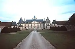 Le château de Menou.