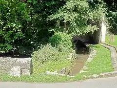 Lavoir, rue du Moulin. à Menouville