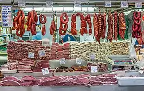 Un étal de charcuterie sur le marché de São Paulo en 2017.