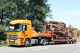 Un tracteur attelé d'une semi type porte-char à col-de-cygne, convoi exceptionnel (France).