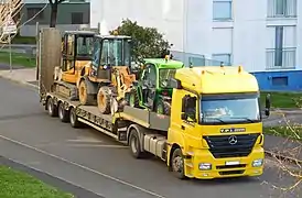 Porte-engins, 3 essieux, à col-de-cygne (France).