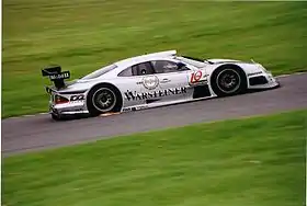 Photo d'une voiture GT1 grise en piste