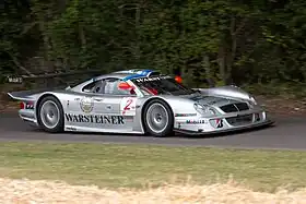 Photo d'une voiture GT1 grise sur un circuit à la campagne