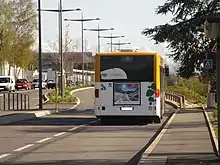 Photographie en couleurs d’un bus du Stac circulant sur le site propre de l’avenue Daniel-Rops en mars 2017.