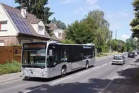 Un Mercedes-Benz Citaro de l'ancien réseau de bus Valmy photographié en 2020 où l'on distingue qu'à la suite du changement de nom du STIF en Île-de-France Mobilités, la frise qui courait le long des bus a été supprimée au profit du nouveau logo sur les bus n'ayant pas encore reçu la livrée IDFM.