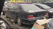 Photo d'une Mercedes-Benz S 600 L couverte de poussière dans une casse automobile en Chine.
