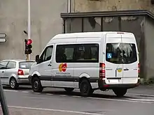 Photographie en couleurs d’un minibus du service Citalis à Challes-les-Eaux en octobre 2016.