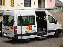 Photographie en couleurs d’un minibus du service de transport des personnes à mobilité réduite en 2016.