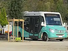 Photographie en couleurs d’un minibus du Stac circulant dans le cimetière Charrière Neuve pour la Toussaint en 2017.