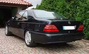 Photo d'une coupé Mercedes-Benz CL 500 vue de trois-quarts arrière.