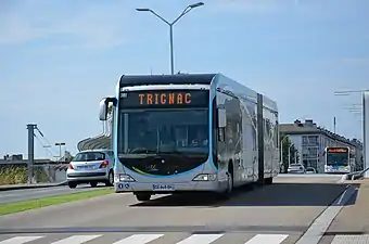 Photographie en couleurs d'un bus à haut niveau de service sur une voie réservée à Saint-Nazaire.