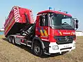 Porte-conteneurs sur châssis Mercedes-Benz Actros.