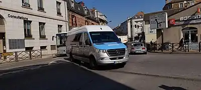 Mercedes Sprinter Transfer 35 de Keolis Seine-et-Oise Est s'en allant prendre son service sur un TàD à Poissy.