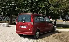 Photo de l'arrière d'une voiture de couleur rouge.