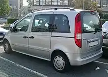 Photo d'une voiture de couleur grise dans une rue.