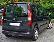 Photo de la vue arrière d'une voiture de couleur noire.