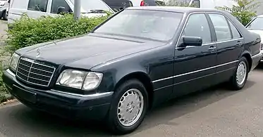 Photo d'une berline Mercedes-Benz S 320 vue de trois-quarts avant.