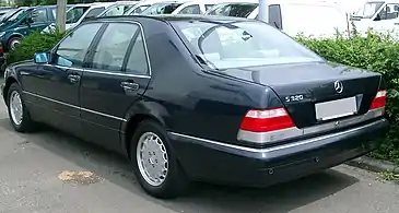 Photo d'une berline Mercedes-Benz S 320 vue de trois-quarts arrière.