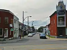 Une rue bordée de maisons d'ouvriers