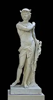 Photographie d'une statue du dieu Mercure portant un court pagne et couronné.