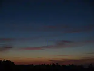 Photographie en couleur d'un ciel de début de journée dans lequel on peut apercevoir Mercure.