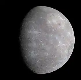 Une sphère grisâtre est parsemée de nombreux points blancs et cratères.