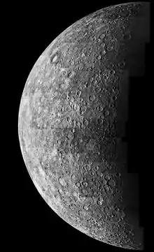 Mosaïque de photographies de Mercure par Mariner 10, reconstituant la moitié du globe planétaire.
