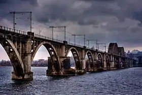 Le viaduc Merefa-Chersonèse franchit ici le Dniepr sur 1 250 m.