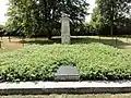 Ossuaire et monument du cimetière allemand.