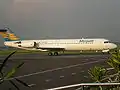 Fokker 100 sur l'aéroport international de Yogyakarta en 2007