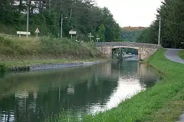 Pont de la D217 sur le canal du Nivernais au nord de Merry, entre la D100 à gauche et l'Yonne (hors photo) à droite