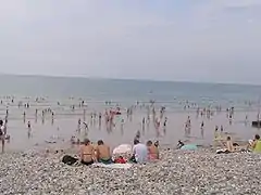 La plage de Mers à marée basse avec le sable qui se découvre.