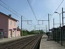 voies, quais et ancien bâtiment voyageurs. Vue vers Louhans.