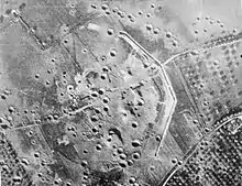 Photo aérienne noir et blanc d'un terrain constellé de cratères.