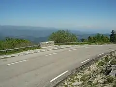 Belvédère du Pré de la Dame à 200 m du col du Pré de la Dame. Vue sur le massif du Tanargue.