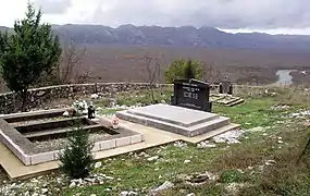 Le vieux cimetière de Mesari domine le poljé de Popovo.