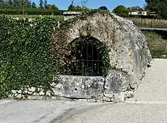 Puits alimentant un ancien lavoir.